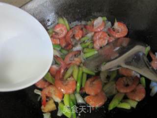 芦笋百合炒鲜虾的做法步骤：6