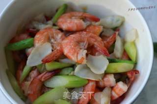 芦笋百合炒鲜虾的做法步骤：7