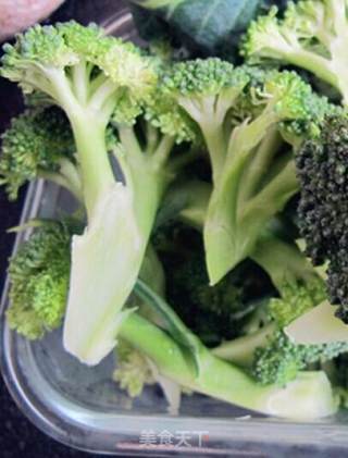 西兰花炒肉的做法步骤：3