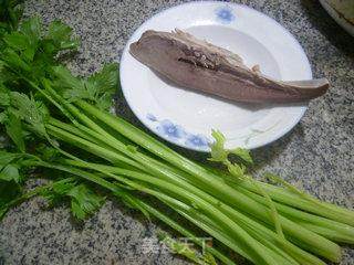 芹菜炒猪舌头的做法步骤：1