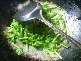 芹菜炒猪舌头的做法步骤：5