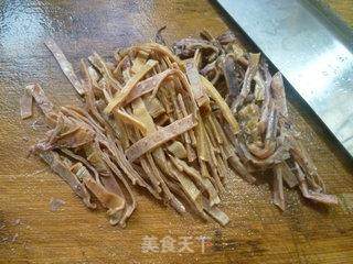 土豆炒鱿鱼鲞的做法步骤：2