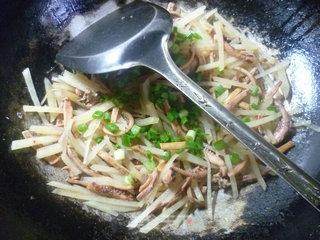 土豆炒鱿鱼鲞的做法步骤：11