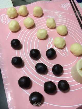 红豆沙冰皮月饼的做法步骤：7