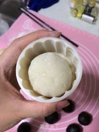 红豆沙冰皮月饼的做法步骤：10