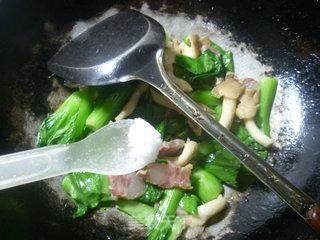 咸五花肉秀珍菇炒青菜的做法步骤：6