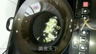 芹菜炒肉皮的做法步骤：2