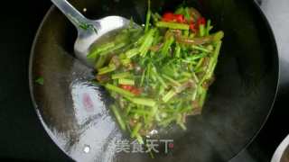 芹菜炒肉皮的做法步骤：3