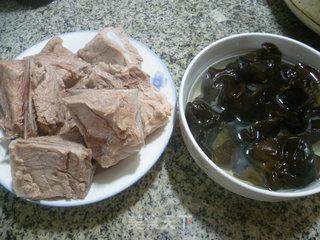 黑木耳肉骨汤的做法步骤：1