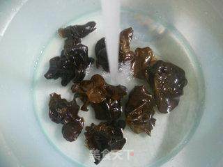 黑木耳肉骨汤的做法步骤：2