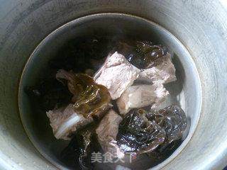 黑木耳肉骨汤的做法步骤：3