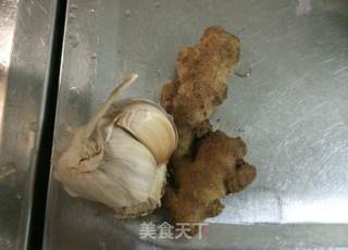 红萝卜焖排骨---香甜味排骨做法的做法步骤：2