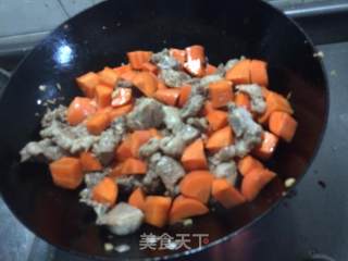 红萝卜焖排骨---香甜味排骨做法的做法步骤：7