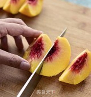 黄桃罐头的做法步骤：4