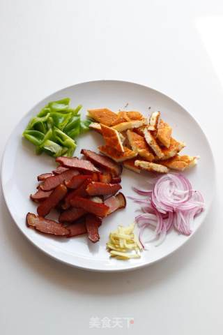 【馕炒腊肉】的做法步骤：3
