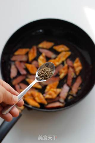 【馕炒腊肉】的做法步骤：6