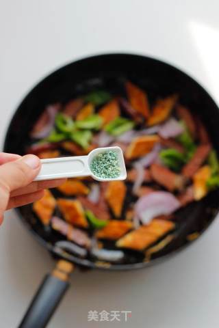 【馕炒腊肉】的做法步骤：8