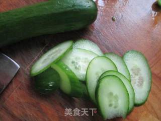 肉圆黄瓜粉丝汤的做法步骤：1