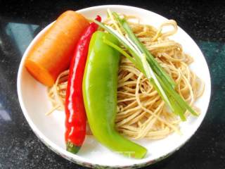 豆腐皮拌三丝的做法步骤：1