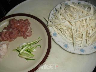 茭白炒肉丝的做法步骤：2