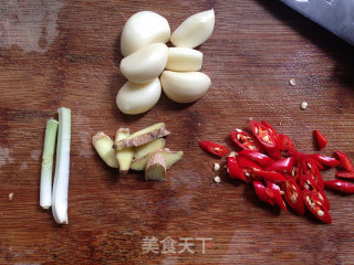 台湾经典家常菜——三杯鸡的做法步骤：1