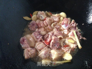 台湾经典家常菜——三杯鸡的做法步骤：4