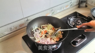 火腿肠蔬菜炒面的做法步骤：2