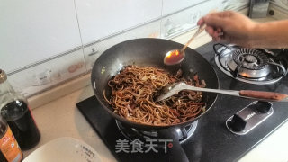 火腿肠蔬菜炒面的做法步骤：3