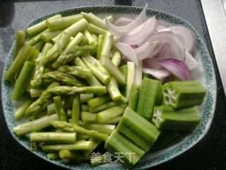 芦笋秋葵炒洋葱的做法步骤：1