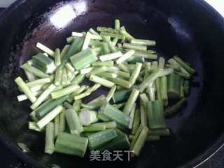 芦笋秋葵炒洋葱的做法步骤：3