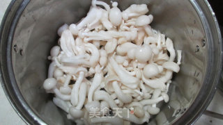 白玉菇油豆腐火腿汤的做法步骤：2