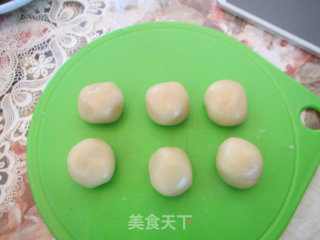 红豆沙黑芝麻蛋黄月饼的做法步骤：11