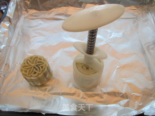 红豆沙黑芝麻蛋黄月饼的做法步骤：17