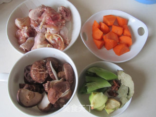 香菇炖鸡的做法步骤：1