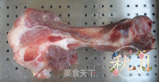大骨汤的做法步骤：1