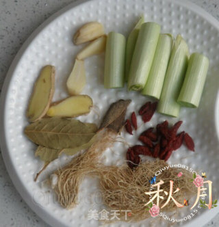 大骨汤的做法步骤：2