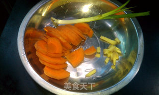 木耳胡萝卜滑鱼片的做法步骤：1