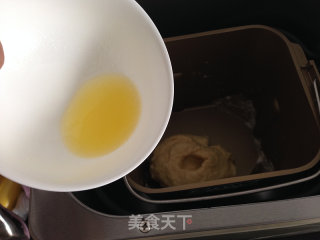 培根松茸披萨的做法步骤：2