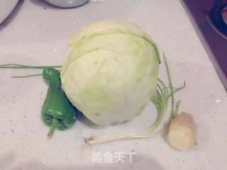 青椒木耳炒包菜的做法步骤：1