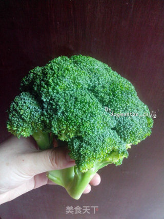 【蒜香西兰花】最简单的美好的做法步骤：1