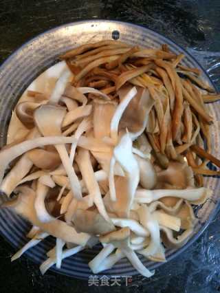 黄花菜焖豆腐的做法步骤：1