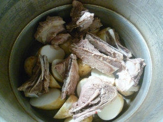 香芋肉骨汤的做法步骤：4