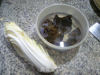 黑木耳炒白菜的做法步骤：1