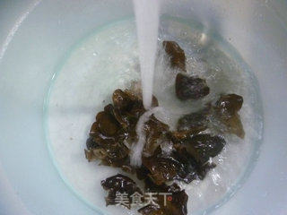 黑木耳炒白菜的做法步骤：2