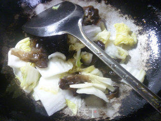 黑木耳炒白菜的做法步骤：7