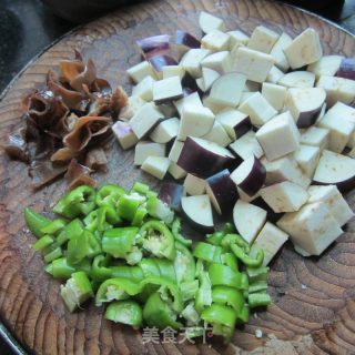 青椒木耳炒茄子的做法步骤：2