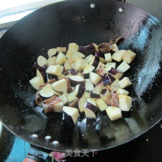 青椒木耳炒茄子的做法步骤：3