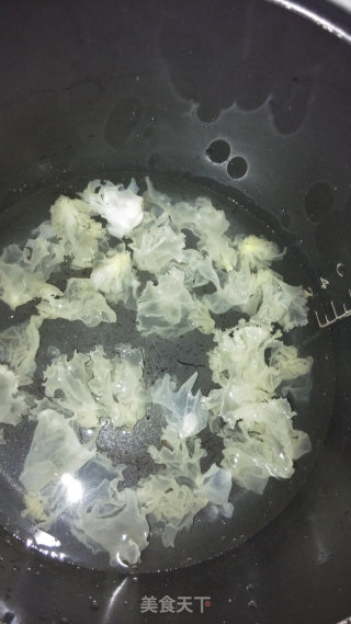 木瓜炖银耳的做法步骤：3