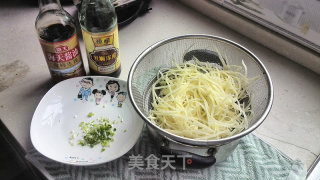 酸溜土豆丝的做法步骤：2
