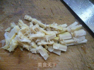 羊尾笋胡萝卜炒毛豆的做法步骤：5